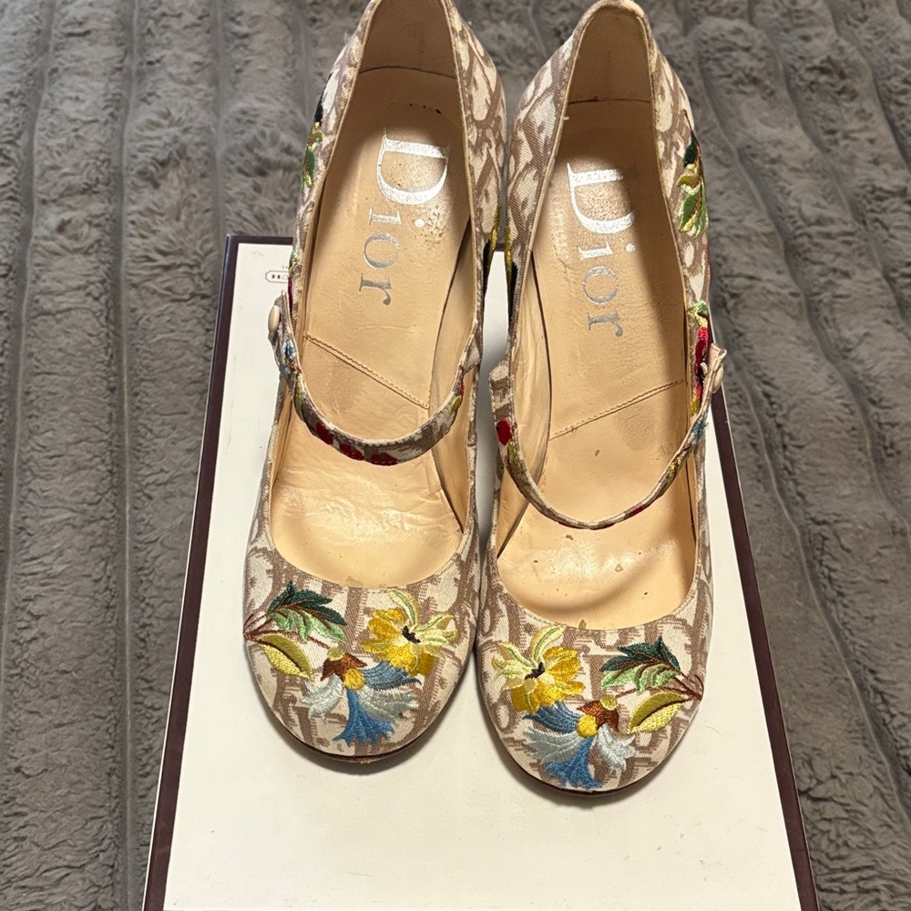 Dior Women's Floral Embroidered Heels - Beige and Multicolor